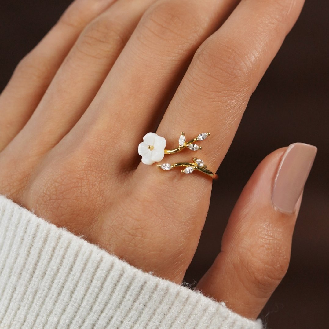 Rise - Elegant White Floral Ring